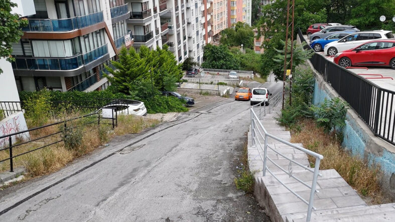 Ankara'da araçların çıkamadığı yokuş gündem oldu