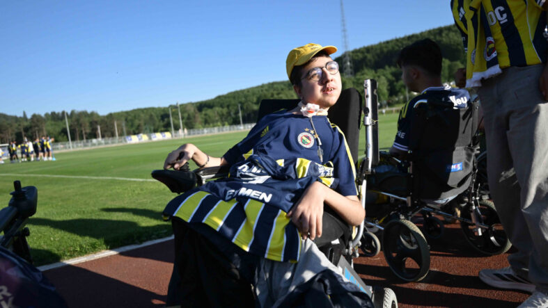 Doğuştan SMA hastası 16 yaşındaki Yusuf Eymen Yağcı, Fenerbahçe için engellerini aşıp Topuk Yaylası'na geldi