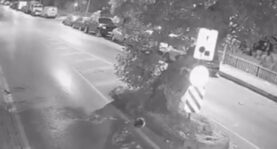 Beykoz'da Motosiklet Refüjdeki Ağaca Çarptı: Anbean Kamerada